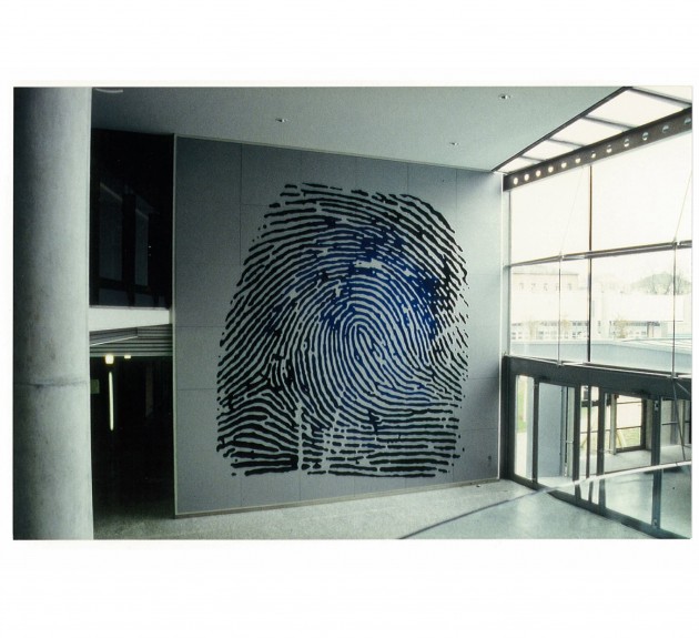 IDENTITY -Wandgestaltung in den Landespolizeidienststellen in Augsburg (dreifarbiger Siebdruck auf Aludibond 6x6m) 1997