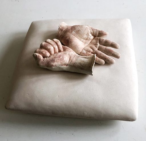 - a pillow for Kofi's left hand -   2022   Keramik   16x38x38cm