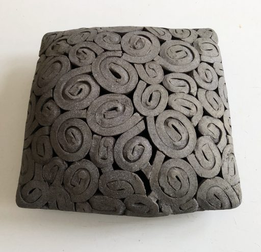 - a pillow for a very delicate guest -  2023   Keramik   13x34x34cm