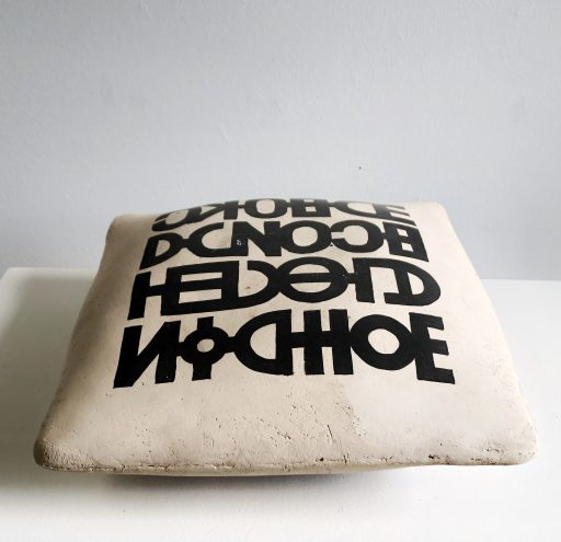 - a pillow for me -    2023   Keramik   13x34x34cm